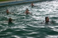 Stundenschwimmen Klatovy die erste Gruppe im Wasser